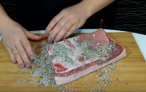 Как засолить сало с чесноком в пакете. Сало сухого посола с чесноком и перцем — самый вкусный рецепт сала в домашних условиях