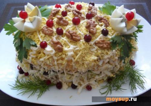 Салат с курицей и черносливом и грецкими орехами сыром огурцом. Салат "Нежность" с курицей и черносливом