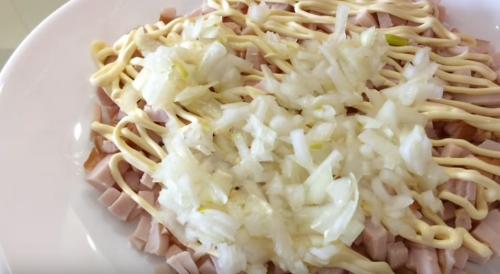 Как замариновать лук для салата Невеста. Салат «Невеста»: классический рецепт с копченой курицей