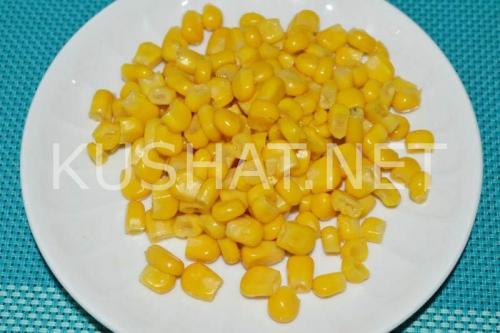 Салат с яичными блинчиками и крабовыми палочками – рецепт