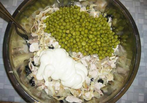 Рецепт салата с копченой куриной грудкой и грибами