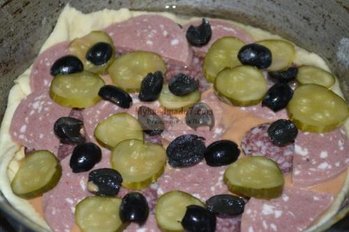 Пицца с солеными огурцами и яйцом. Пицца с колбасой и солеными огурцами. Рецепт с пошаговыми фото