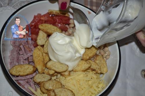 Салат с фасолью, помидорами и сухариками. Рецепт с копченой колбасой