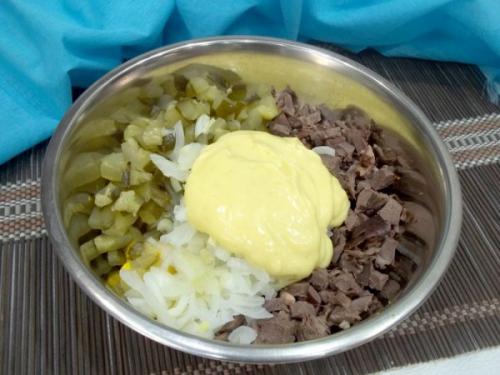 Салат из сердца с яйцами. Салат с сердцем, яйцами и луком
