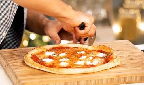 Пицца с фаршем и соленым огурцом