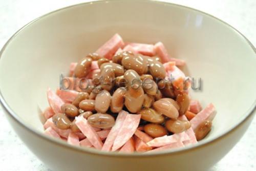 Салат с сухариками и копченой колбасой и фасолью помидорами и. Ингредиенты (3-4 порции):