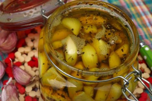 Маринованный чеснок хрустящий. Маринуем на зиму чеснок зубчиками: 3 самых вкусных рецепта