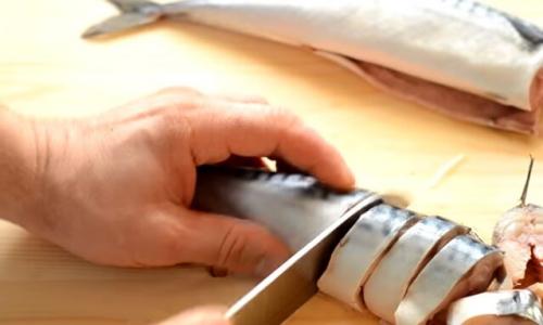 Как посолить быстро скумбрию в домашних условиях вкусно. Как засолить скумбрию вкусно и быстро за 2 часа: в маринаде быстрого приготовления