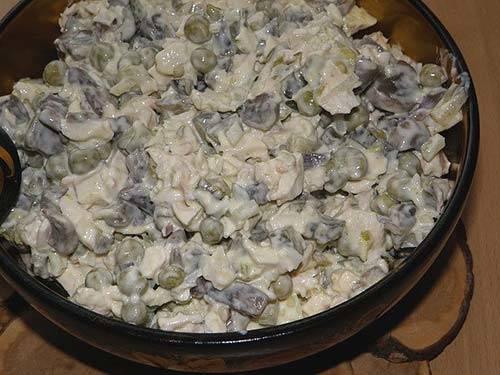 Рецепт салата с копченой куриной грудкой и грибами