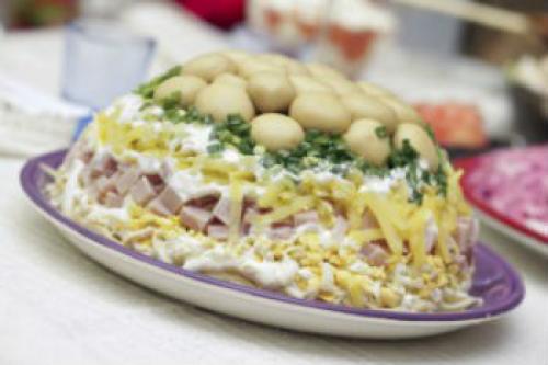 Салат с ветчиной крабовыми палочками и грибами. Салат грибная полянка с ветчиной и крабовыми палочками