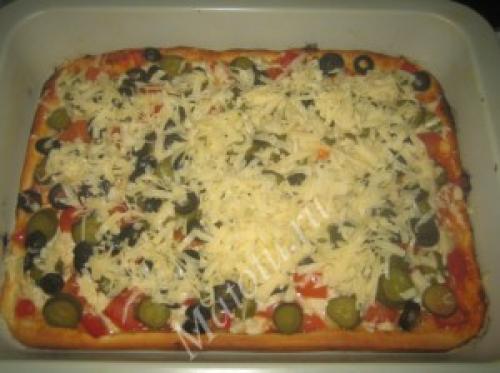 Рецепт пиццы с курицей, оливками и солеными огурцами