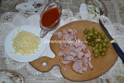 Начинка для пиццы с колбасой и солеными огурцами. Пицца с солеными огурцами и колбасой