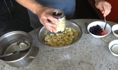 Маринованный чеснок с черной (красной) смородиной — рецепт на зиму