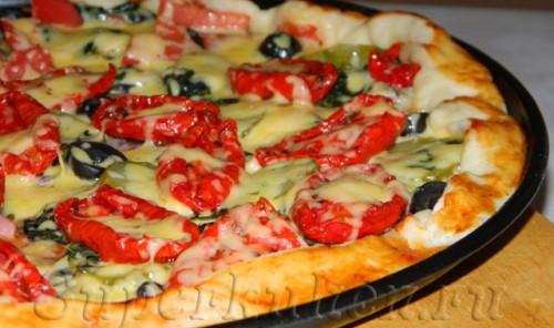 Пицца с фаршем и соленым огурцом