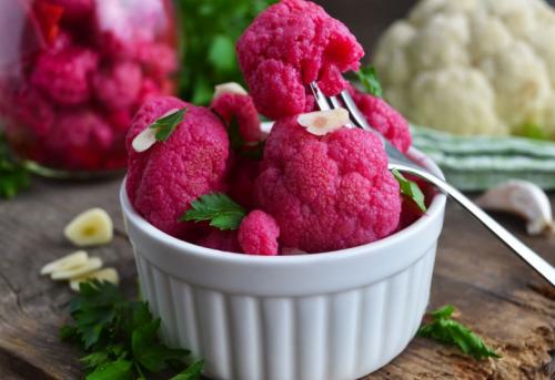 Квасить капусту в банке рецепт на зиму. Как правильно квасить цветную капусту со свеклой и чесноком на зиму