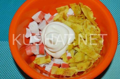Салат с яичными блинчиками и крабовыми палочками – рецепт