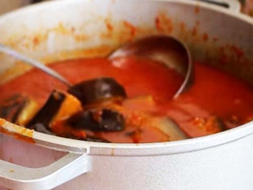 Салат из баклажанов в томате с чесноком на зиму. Баклажаны в томате с красным острым перцем и чесноком