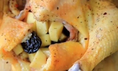 Как вкусно приготовить курицу в духовке кусочками с картошкой в духовке. Рецепт курицы, приготовленной целиком с картошкой и черносливом в рукаве