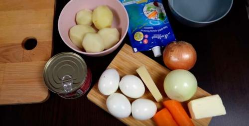 Слои Мимозы по порядку с картошкой и сыром. Слоеная мимоза со сливочным маслом и сыром