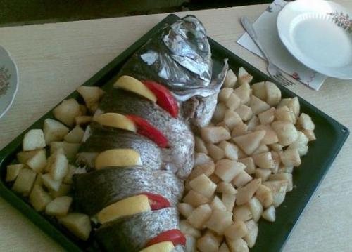 Толстолобик на луковой подушке. Толстолобик под томатным соусом