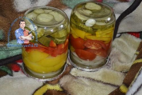 Салат слоями на зиму из овощей огурец помидор перец лук без стерилизации. Салат слоями огурцы, помидоры, лук, перец, на зиму. Лето в банке!