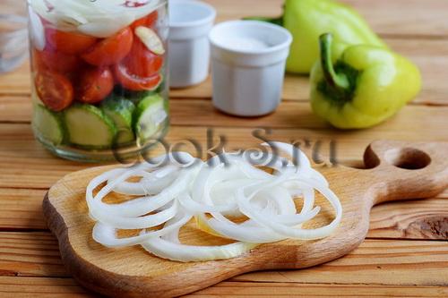 Салат слоями на зиму из овощей (огурец, помидор, перец, лук)
