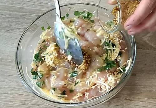 Рубленные куриные котлетки с крахмалом и сыром. Рубленные куриные котлеты с сыром, зернами горчицы, чесноком и зеленью