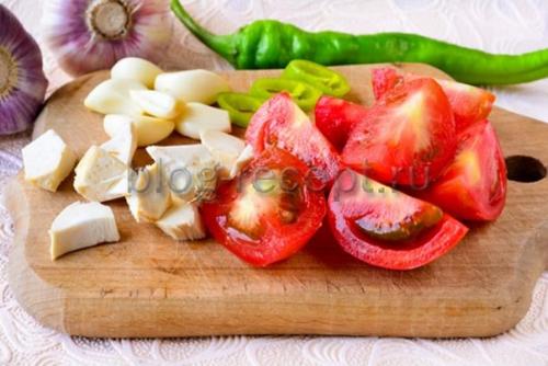 Рецепт приготовления хреновины из помидор чеснока и хрена на зиму без варки. Ингредиенты:
