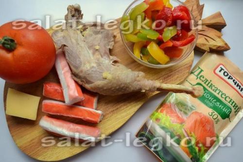 Салат с куриной грудкой помидорами и крабовыми палочками и сыром. Салат с курицей и крабовыми палочками «Жозефина»