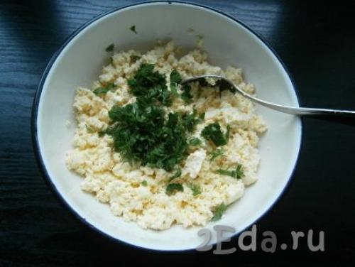 Домашний сыр из молока и сметаны с зеленью. Домашний сыр с зеленью