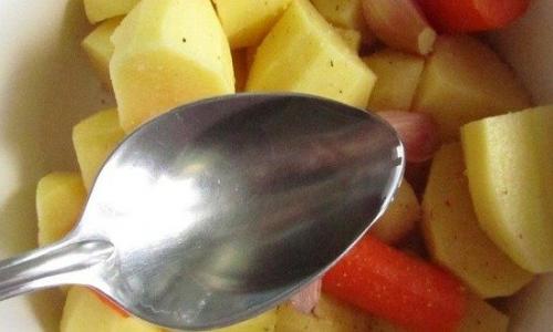 Как вкусно запечь курицу в духовке кусочками в рукаве. Как запечь курицу в рукаве с овощами