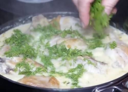 Как вкусно приготовить курицу кусочками на сковороде с подливкой. Куриные ножки тушеные в сметанном соусе на сковороде