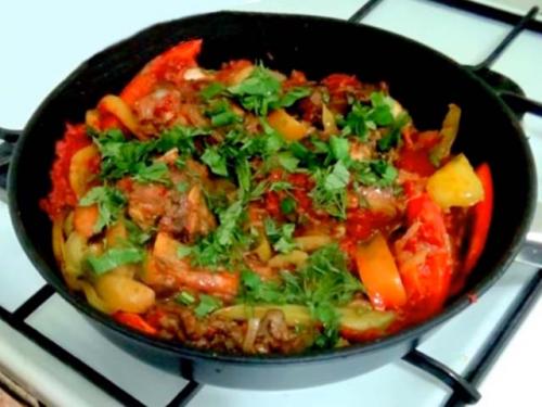 Как вкусно приготовить курицу на сковороде кусочками с луком. Курица с овощами и томатной пастой в соевом маринаде