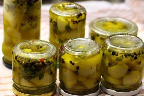 Маринованный чеснок хрустящий. Маринуем на зиму чеснок зубчиками: 3 самых вкусных рецепта