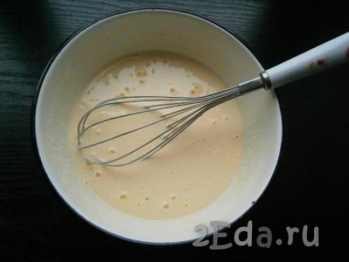 Домашний сыр из молока и сметаны с зеленью. Домашний сыр с зеленью