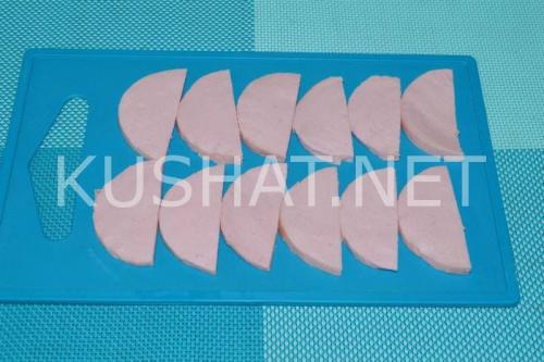 Розочки из слоеного теста с колбасой. Розочки из теста с колбасой – рецепт