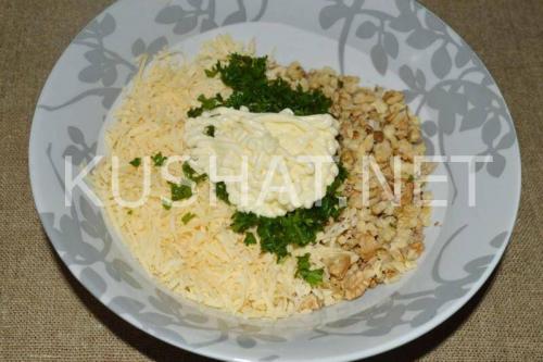 Свиные рулетики с грецким орехом. Рулетики из свинины с сыром и орехами – рецепт