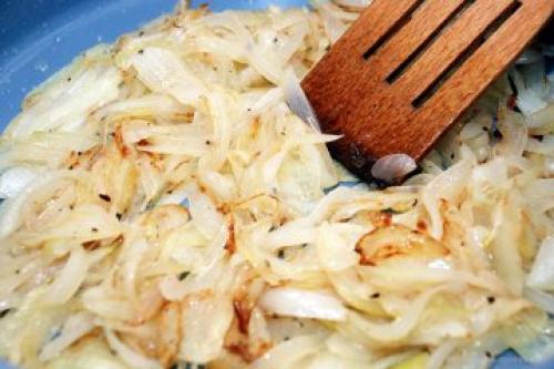 Как пожарить карася с луком. Ингредиенты (2 порции)