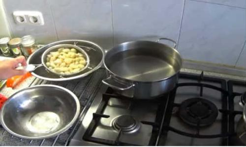 Маринованный чеснок с черной (красной) смородиной — рецепт на зиму