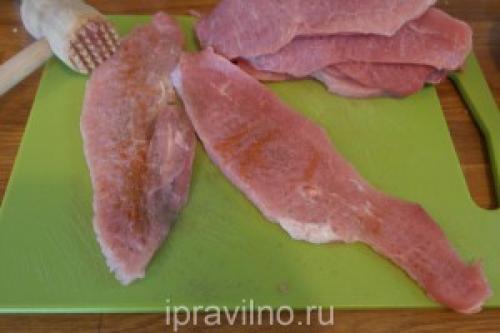 Мясные рулетики с черносливом и грецкими орехами. Рулетики из свиного шницеля с черносливом и орехами: рецепт с пошаговыми фото