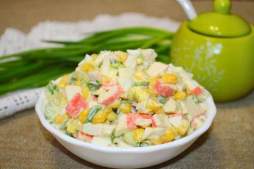 Салат из крабовых палочек и кукурузы без риса с огурцом рецепт. «Крабовый» салат рецепт классический без риса