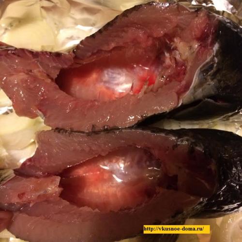 Карп, фаршированный картофелем на луковой шубе