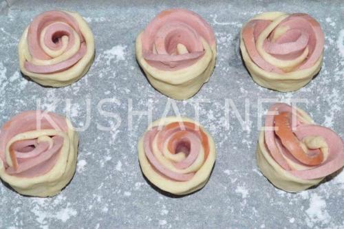 Розочки из слоеного теста с колбасой. Розочки из теста с колбасой – рецепт