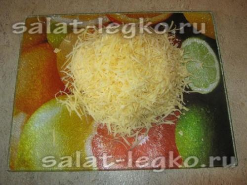 Салат из куриной грудки с черносливом и грецкими орехами и сыром. Слоеный салат с курицей, черносливом и грецкими орехами