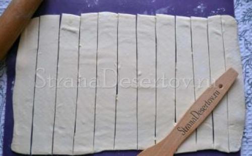 Булочки розочки с яблоками из слоеного дрожжевого теста