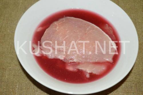 Свиные рулетики с грецким орехом. Рулетики из свинины с сыром и орехами – рецепт