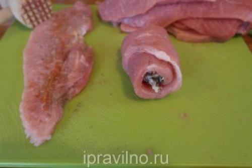 Мясные рулетики с черносливом и грецкими орехами. Рулетики из свиного шницеля с черносливом и орехами: рецепт с пошаговыми фото
