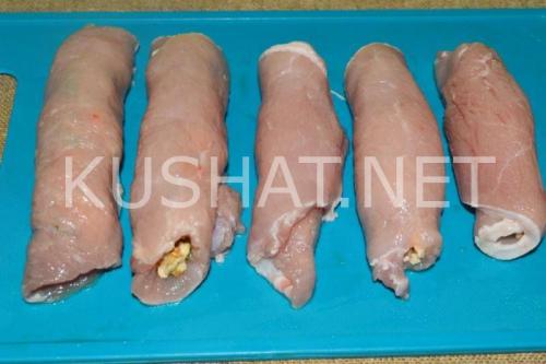 Свиные рулетики с грецким орехом. Рулетики из свинины с сыром и орехами – рецепт