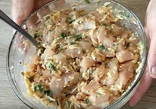 Рубленные куриные котлетки с крахмалом и сыром. Рубленные куриные котлеты с сыром, зернами горчицы, чесноком и зеленью
