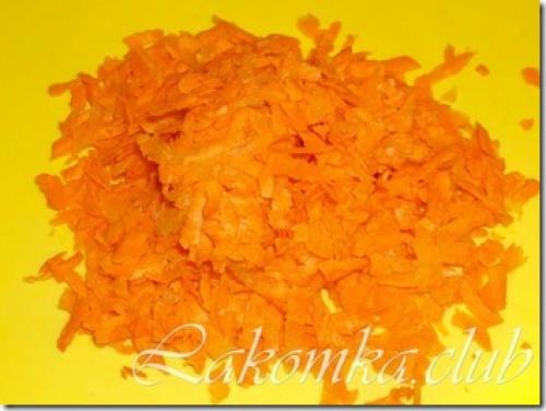 Капуста тушеная с охотничьими колбасками и фасолью